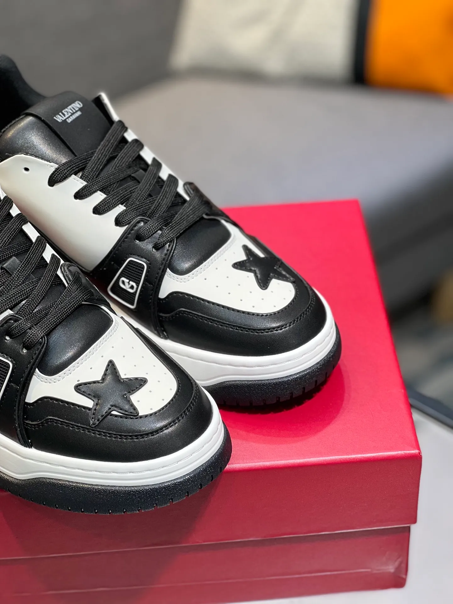 Men's Men's Shoes 💰660 Valentino 2023 early autumn new star shoes are now online! Wang Hedi and Ren Jialun have been worn by many celebrities. Who can refuse the same couple shoes as Wang Hedi! The design of Stars Stab My Heart is cool and spicy. The material of the shoes is cowhide, and every color is beautiful! Size 35-40, men’s size 39-44 (women’s 41, men’s 38, 45🉑️customized)